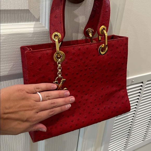 Chic Red Leather Handbag with Gold Charm - Picture 2 of 4